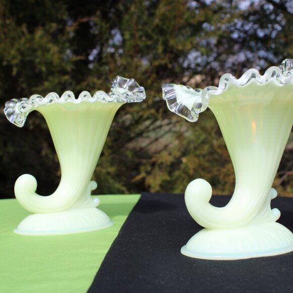 Pair of Ivory Crest Cornucopias - Picture 2 of 7